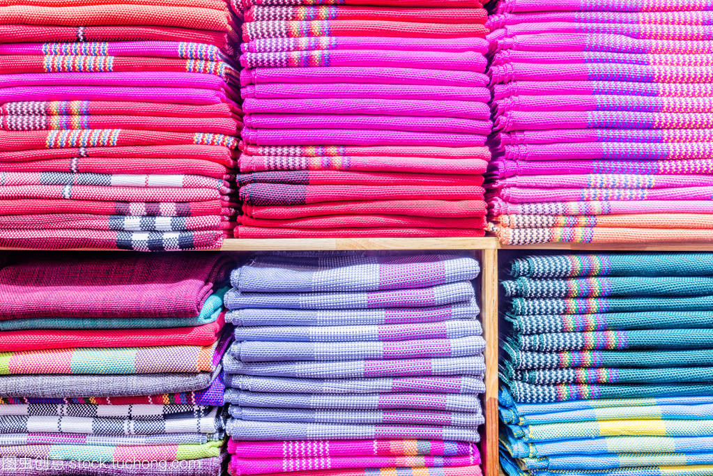 壁櫥中的色彩盛宴 針織品的時(shí)尚宣言